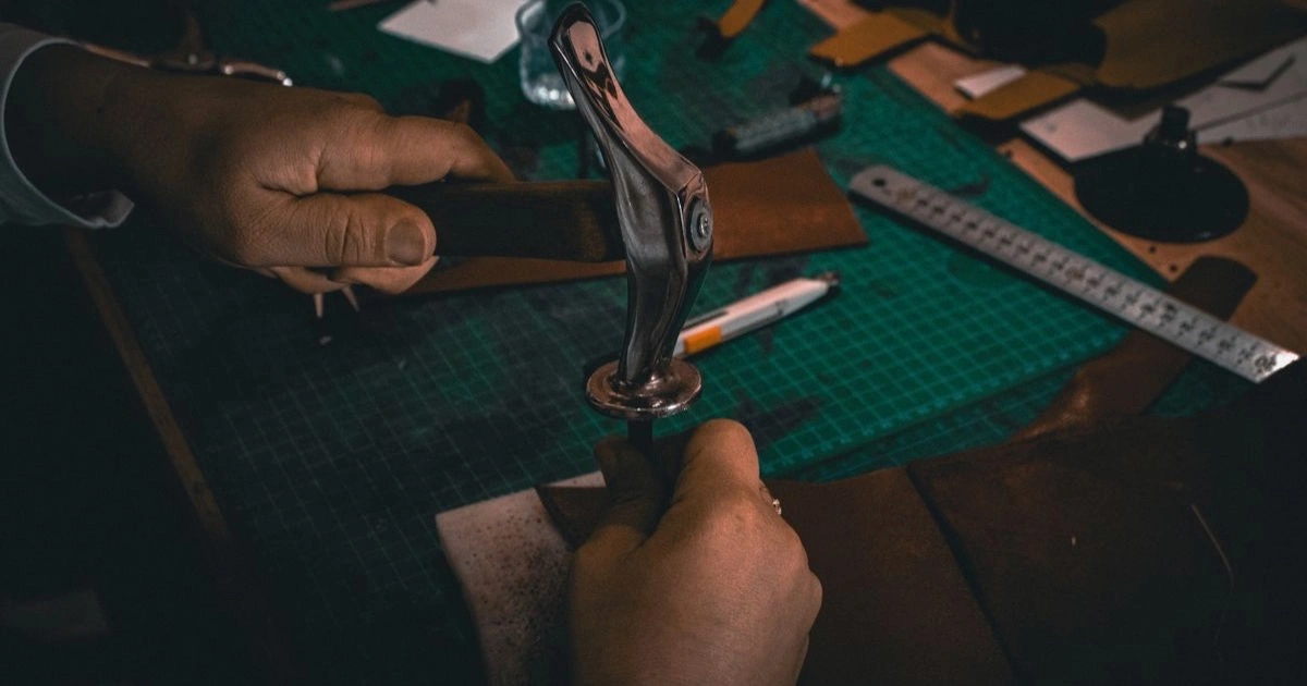 Artisan travaillant le cuir sur un établi