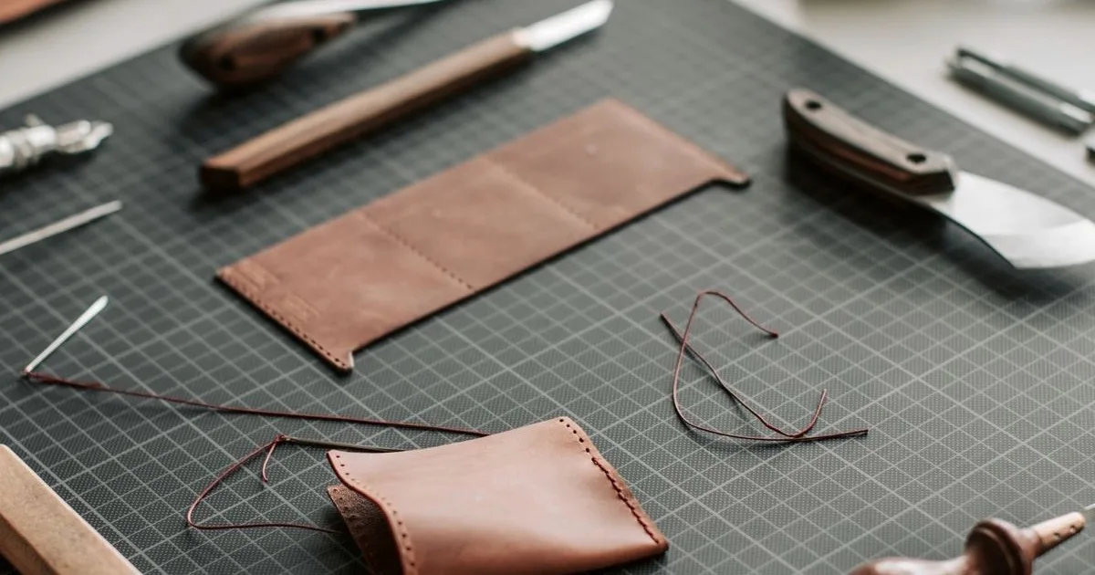 Outils et matériaux de maroquinerie
