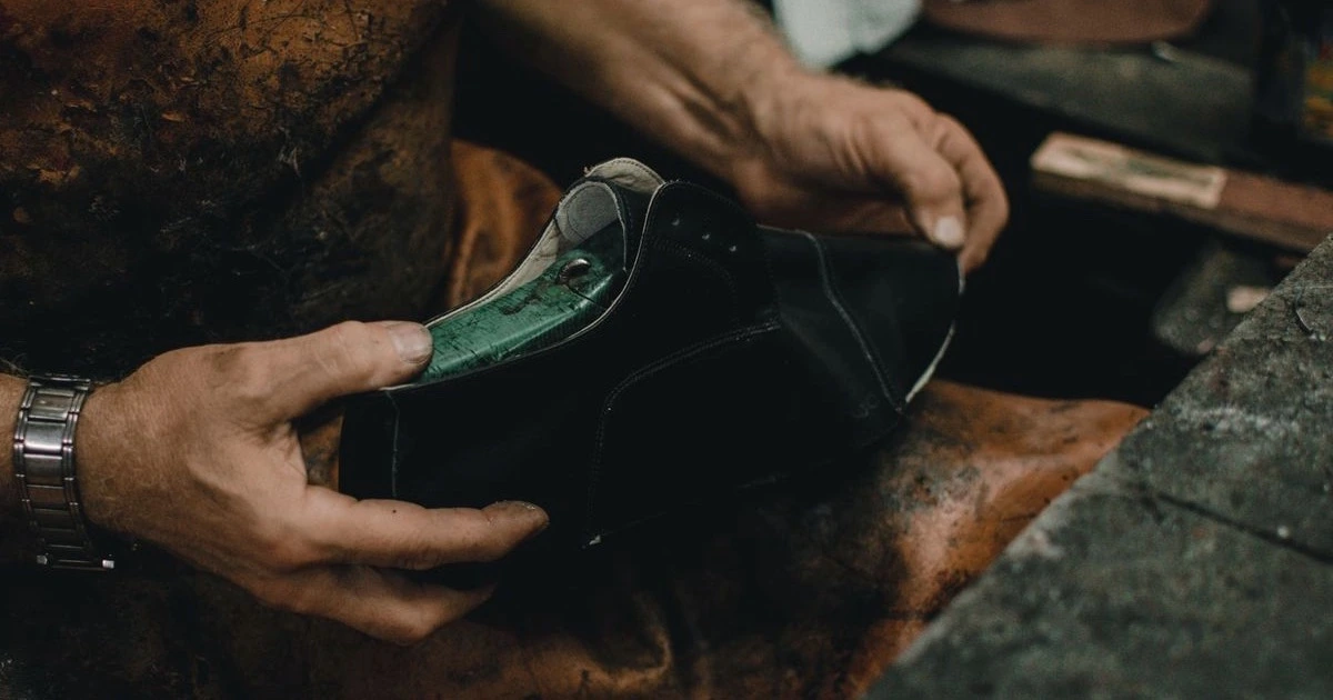 Artisan travaillant une semelle en cuir